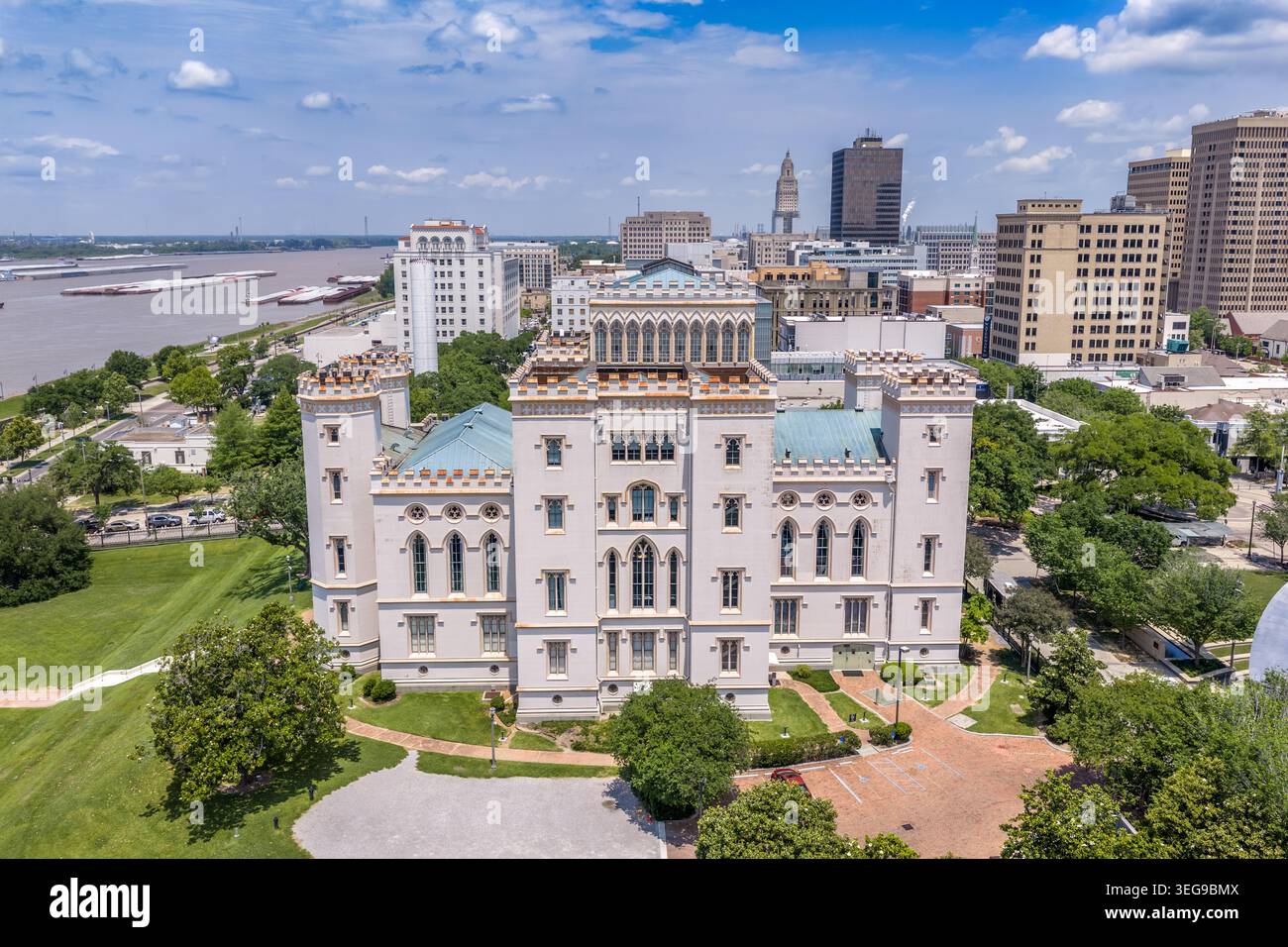 Une photo de drone aérien rapprochée avec le Capitole de l'ancien État de Louisiane - le remarquable « château » du gouvernement néo-gothique de Baton Rouge - comme su principal Banque D'Images