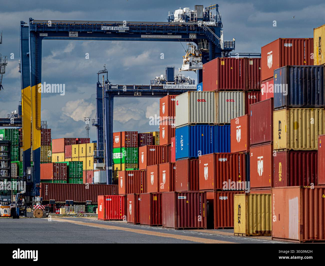 Commerce international. Conteneurs d'expédition empilés dans un port. Banque D'Images