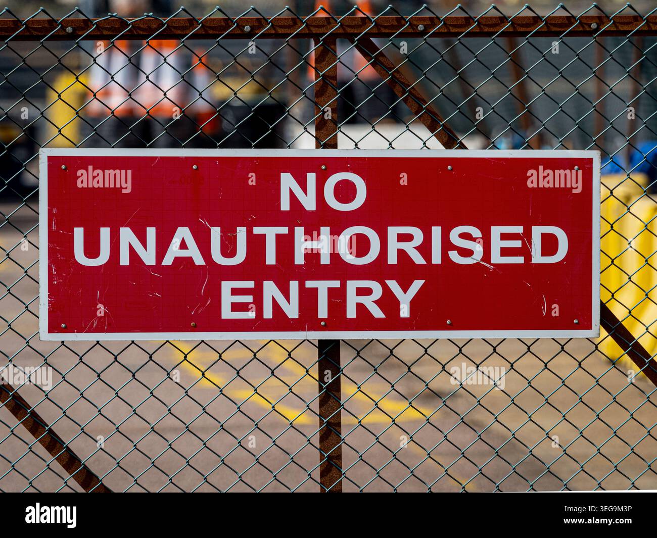 Panneau d'interdiction d'entrée non autorisée au port à conteneurs de Felixstowe au Royaume-Uni. Panneau d'avertissement d'interdiction d'entrée non autorisée dans un port britannique. Banque D'Images
