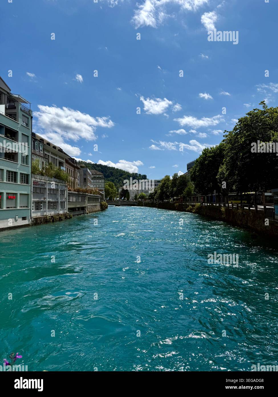 Turquoise rivière Aar coulant à travers Thoune Suisse - Image de stock capturée avec un smartphone