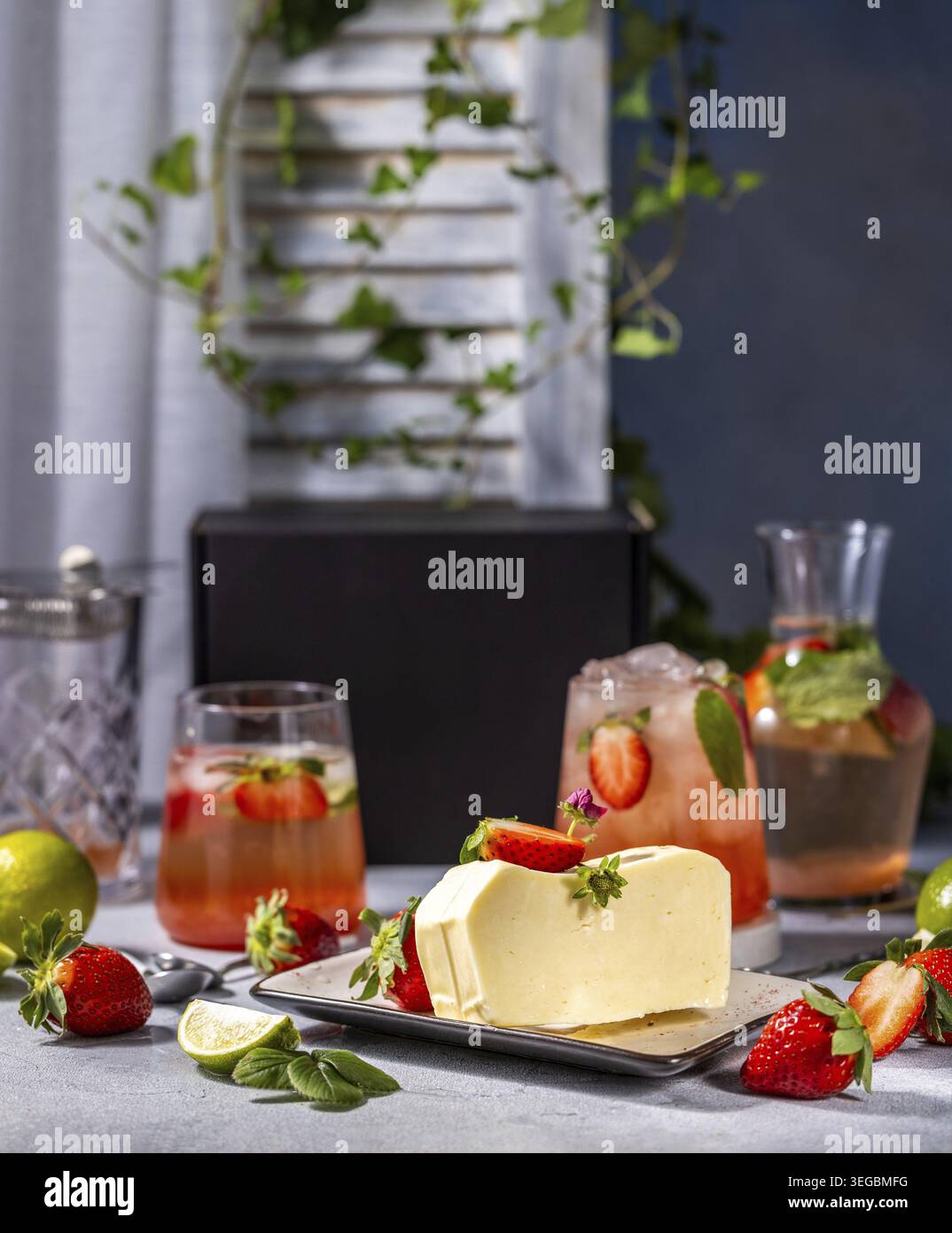 Dessert d'été avec boissons à la fraise et fruits frais Banque D'Images