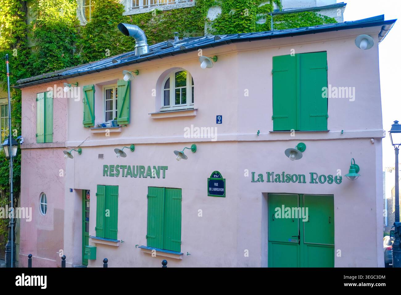 La Maison Rose Restaurant fermé, extérieur du bâtiment avec volets verts et lierre. Voyage en Europe, promenades à travers Paris, le matin avant l'ouverture de la place Banque D'Images