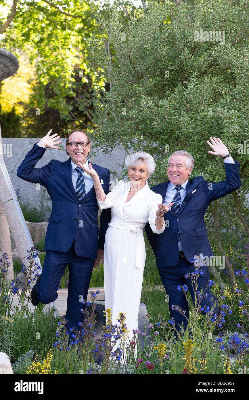 Chelsea, Londres, Royaume-Uni. 18 mai 2026. Angela Rippon recrée sa danse emblématique de 1976 avec un Morecambe et Wise Homage Act, Eric et Little Ern dans le projet Eden Bring me Sunshine Garden Show Garden au RHS Chelsea Flower Show Show à Chelsea, Londres. Crédit : Maureen McLean/Alamy Live News Banque D'Images