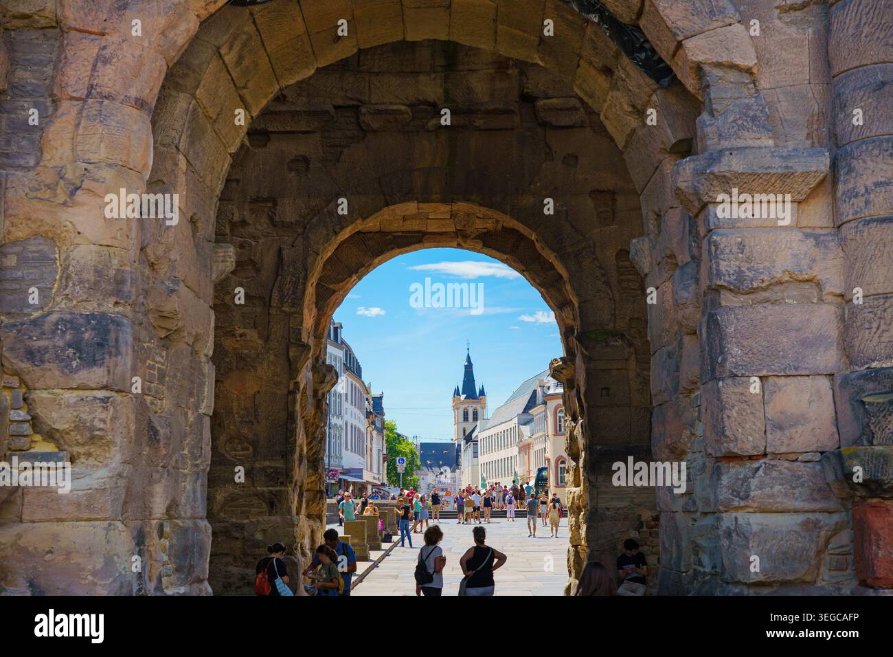 30.07.2022, Allemagne, Trèves, Rhénanie-Palatinat. Vue imprenable sur la célèbre Porta Nigra (porte noire) - ancienne porte romaine de la ville à Trèves, Allemagne. UNESCO. Banque D'Images