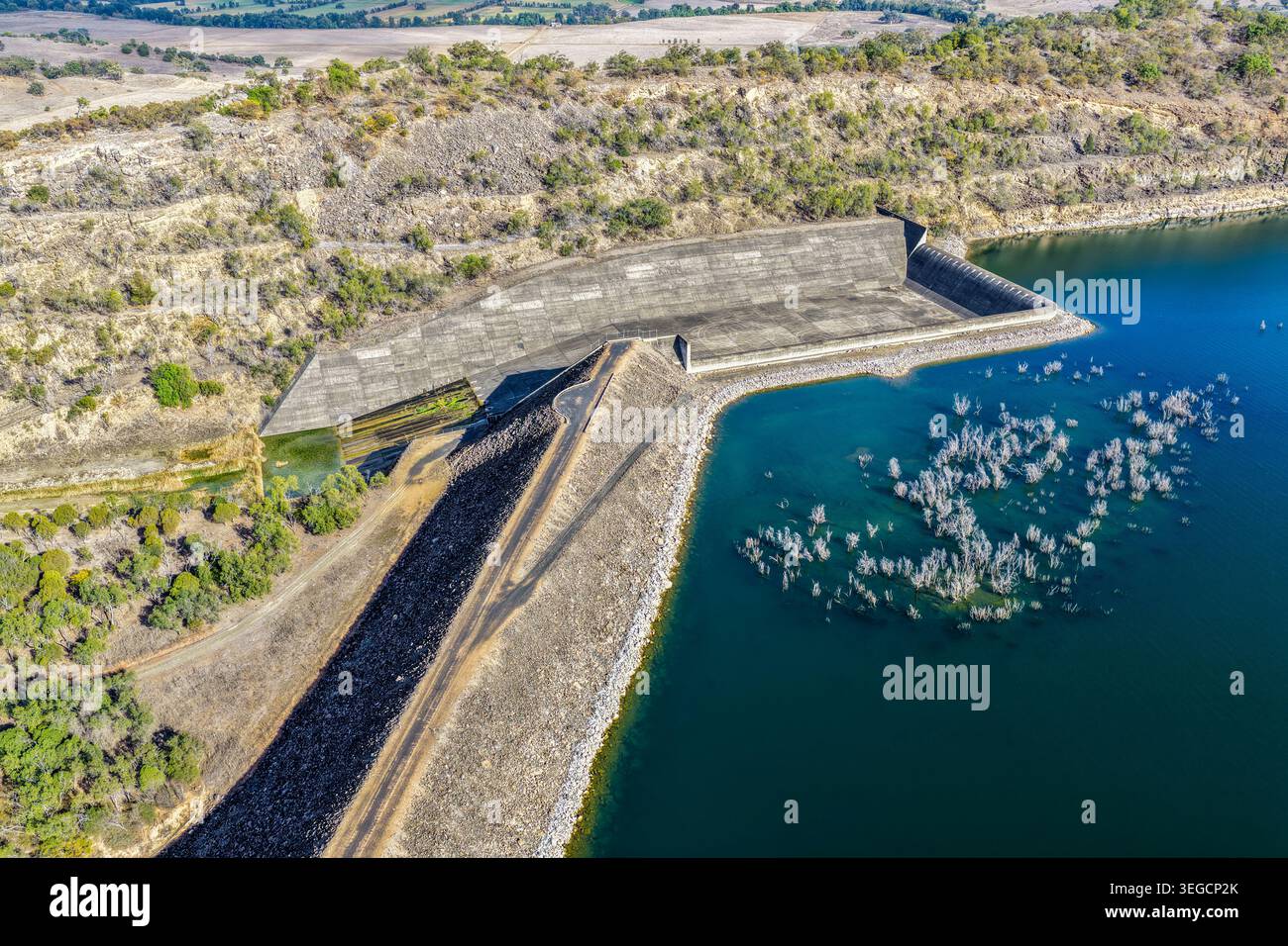 Vue aérienne du déversoir du barrage de Glenbawn en Nouvelle-Galles du Sud en Australie. La photographie de drone capture l'infrastructure d'ingénierie, le réservoir expansif et robuste Banque D'Images