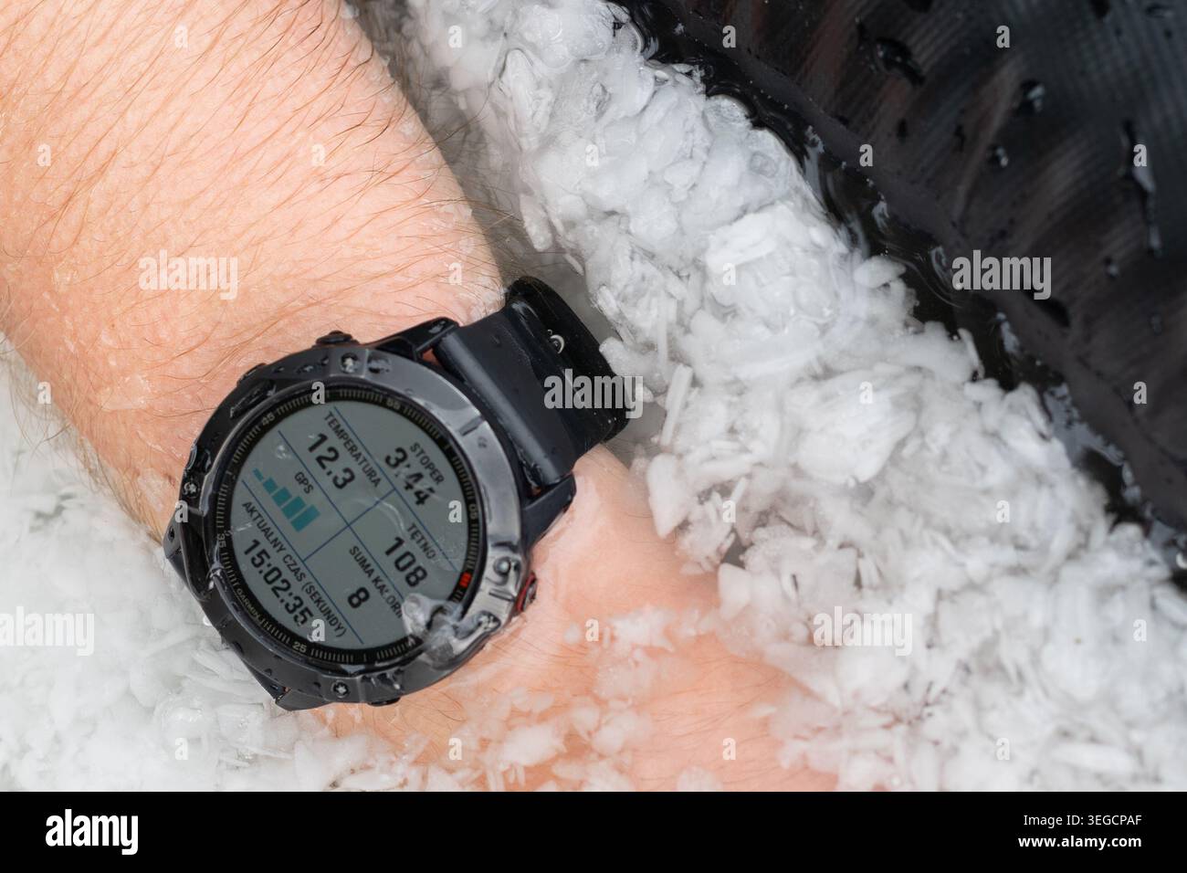 Smartwatch au poignet dans le bain de glace Banque D'Images