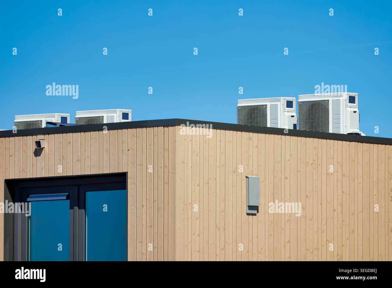 De petites maisons néerlandaises nouvellement construites avec des pompes à chaleur sur les toits Banque D'Images