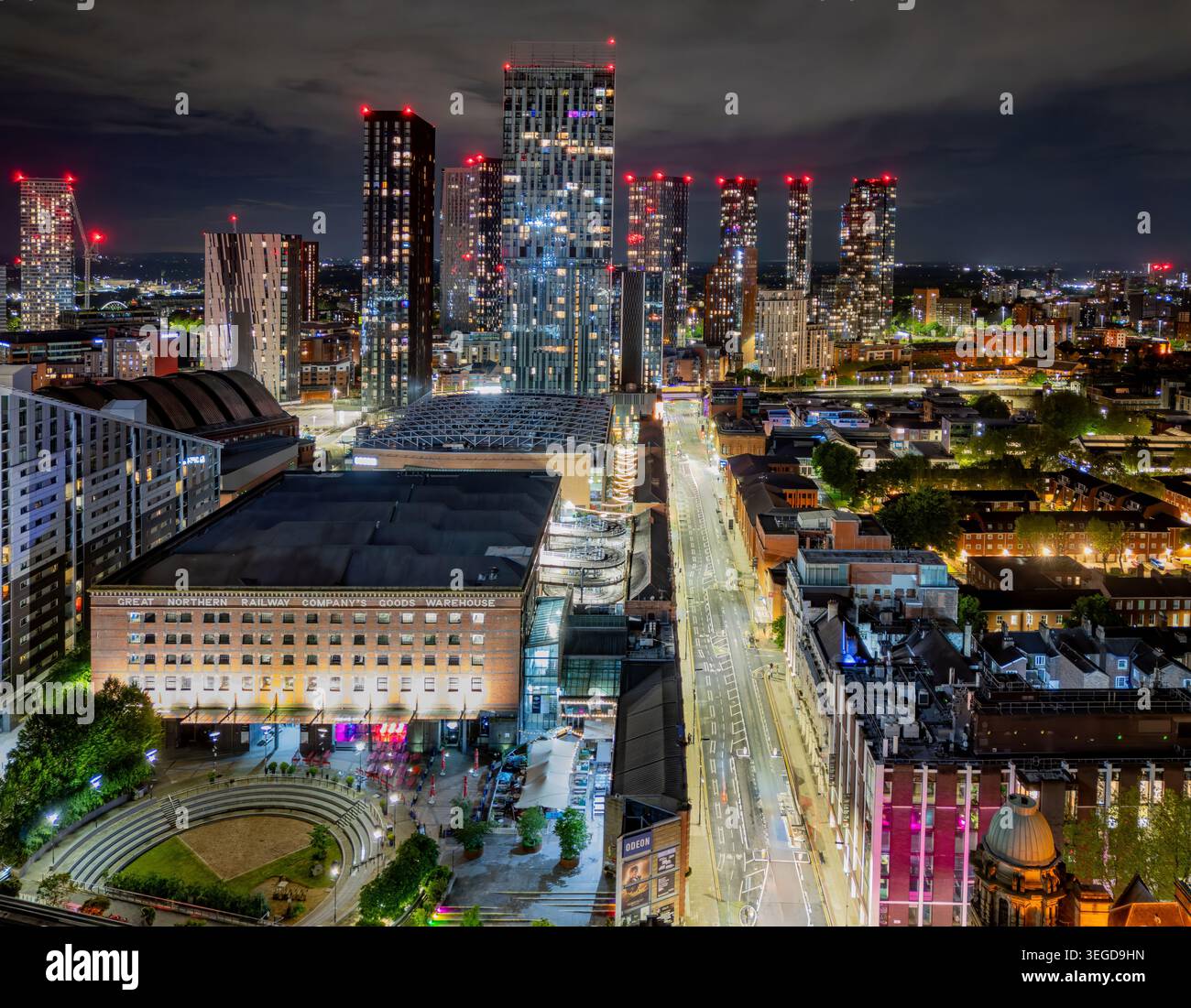 Centre-ville de Manchester la nuit avec une skyline illuminée mettant en vedette la tour Beetham, Deansgate Square et l'architecture moderne du Nord-Ouest de l'Angleterre. Banque D'Images