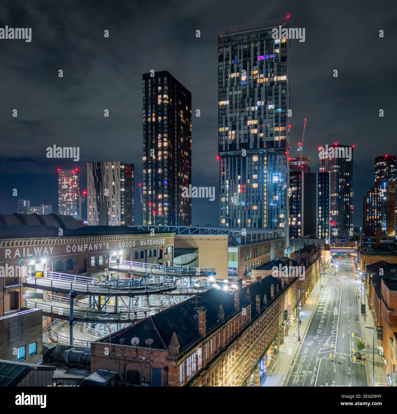 Centre-ville de Manchester la nuit avec une skyline illuminée mettant en vedette la tour Beetham, Deansgate Square et l'architecture moderne du Nord-Ouest de l'Angleterre. Banque D'Images