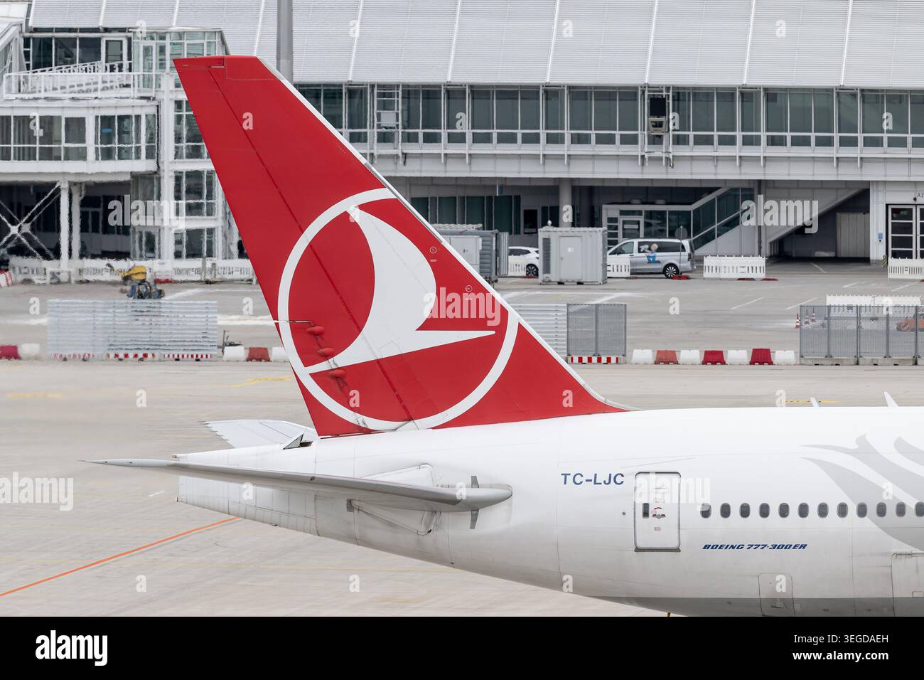 Logo der Turkish Airlines am Leitwerk am Heck einer Boing 777-300 er Flugzeugspotting am Flughafen Muenchen, 13.05.2026 Foto : HMB Media/Heike Feiner Banque D'Images
