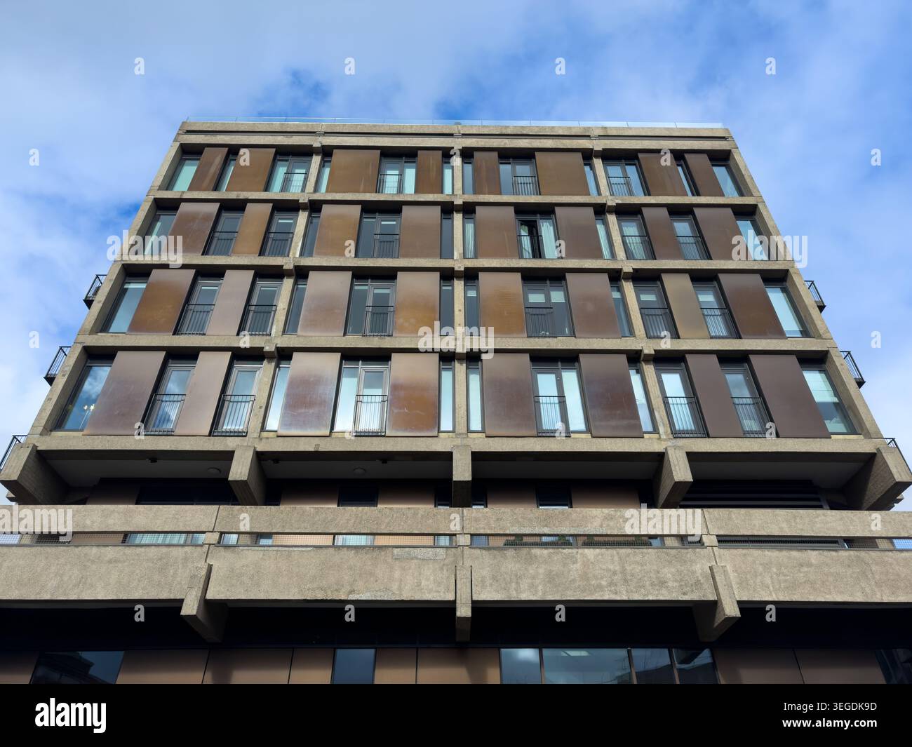Façade moderne de style brutaliste de Stonebow House à York, en Angleterre, photographiée d'un angle bas regardant vers le haut. Banque D'Images