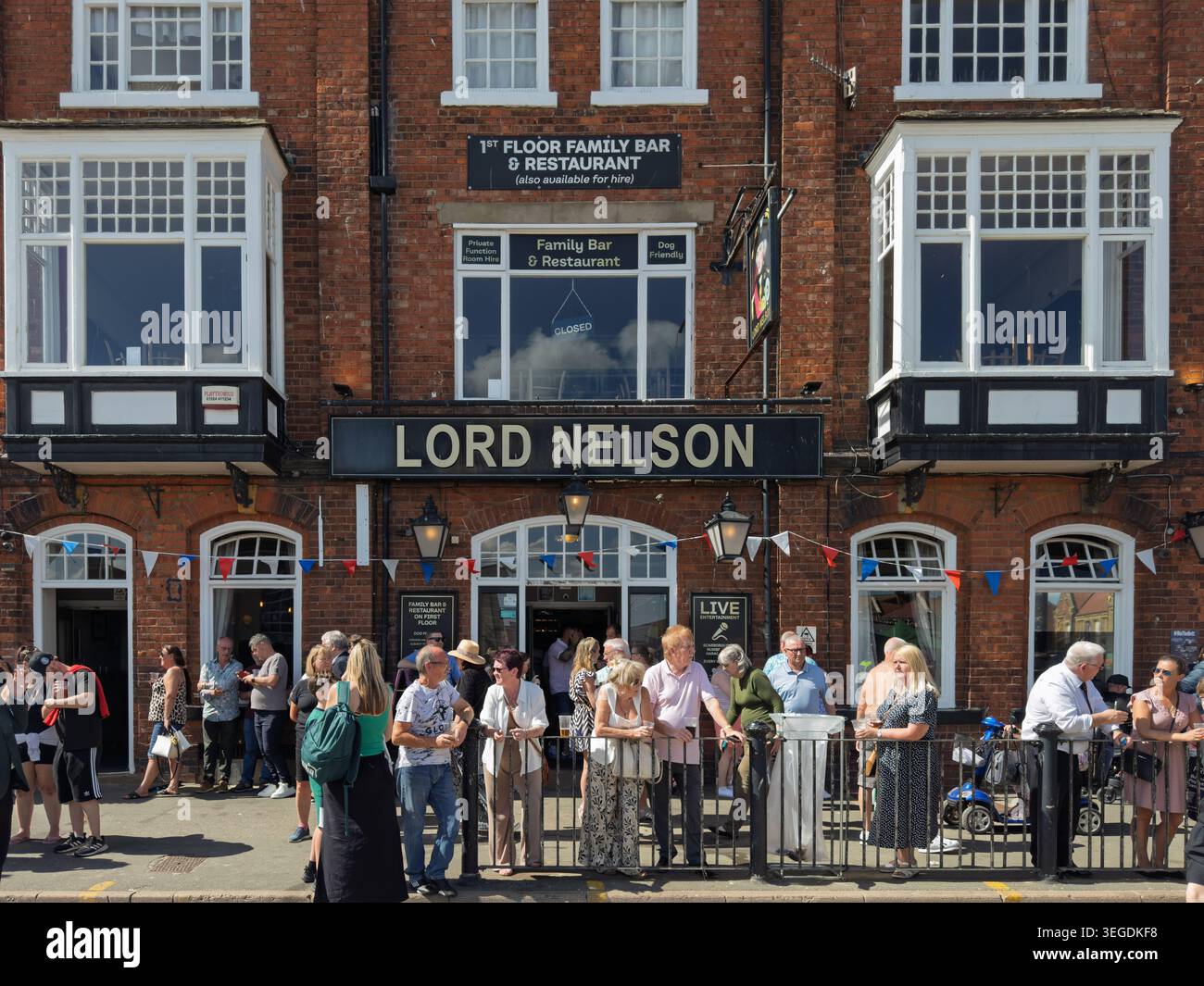 Les gens devant le pub Lord Nelson sur Foreshore Road, Scarborough en été. ROYAUME-UNI Banque D'Images