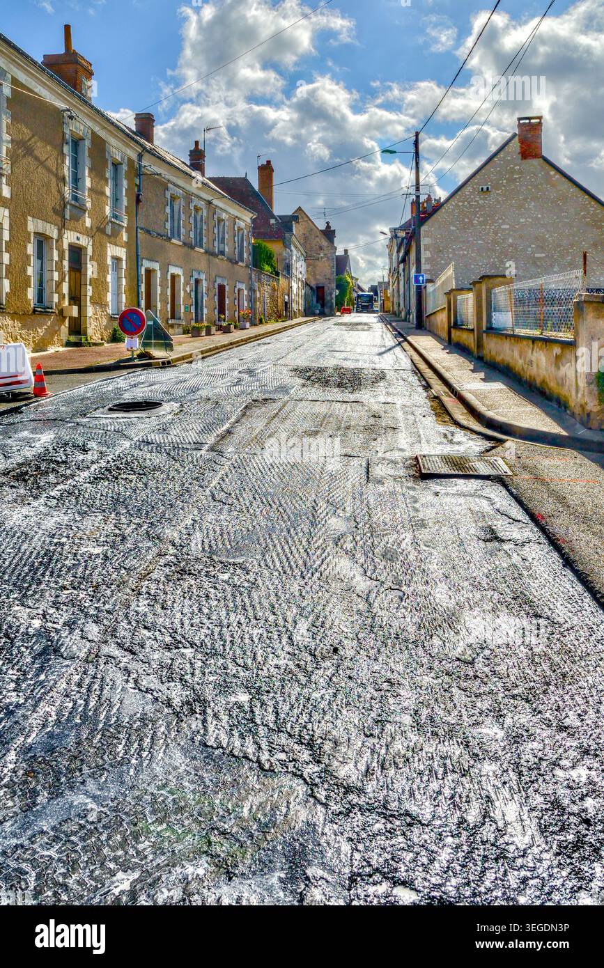 Revêtement routier raclé avant reparcage de l'asphalte - Preuilly-sur-Claise, Indre-et-Loire (37), France. Banque D'Images