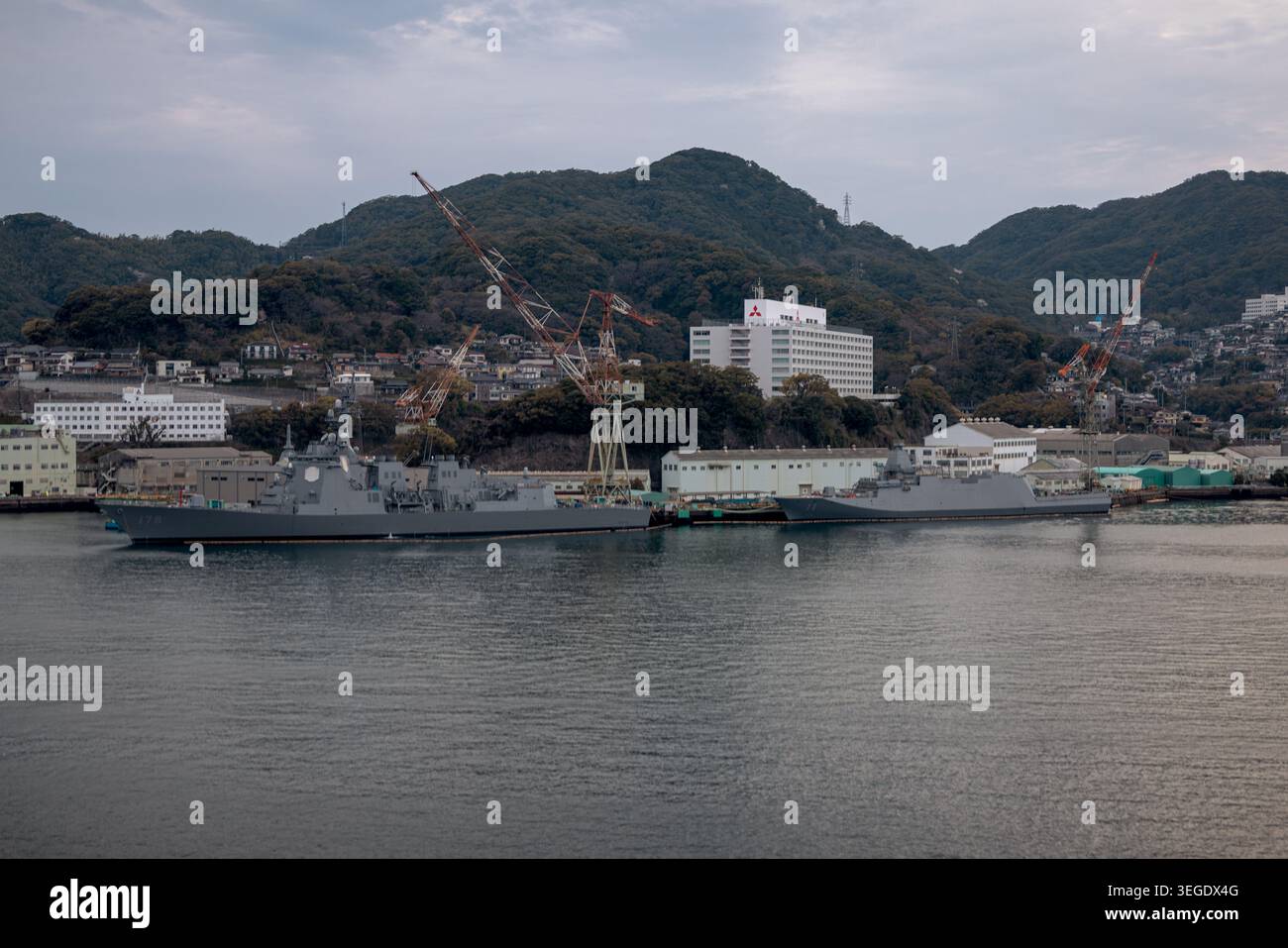 Navires de la marine accostés dans le port de Nagasaki à Nagasaki, au Japon. Banque D'Images