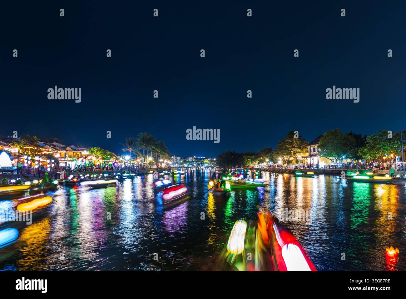 Hoi an, scène nocturne du Vietnam illuminée. Une scène de rivière tranquille avec des lanternes et des bateaux à Hoi an, Vietnam. Banque D'Images