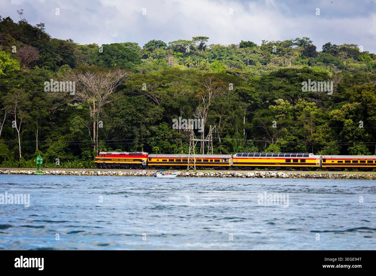 Le train de passagers de la compagnie ferroviaire du canal de Panama est en route vers Colon depuis Panama City le long du canal de Panama, République du Panama. Banque D'Images