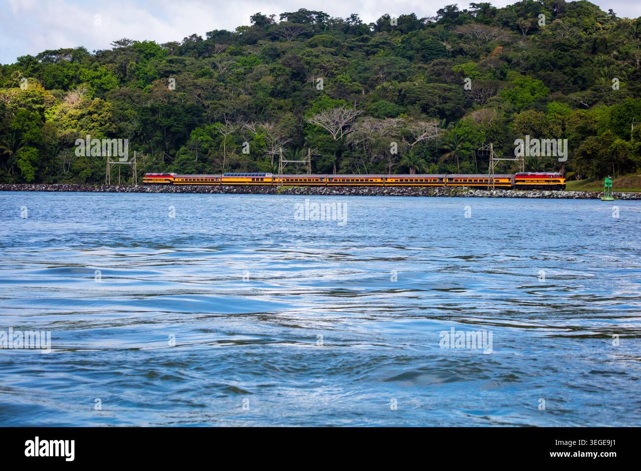 Le train de passagers de la compagnie ferroviaire du canal de Panama est en route vers Colon depuis Panama City le long du canal de Panama, République du Panama. Banque D'Images