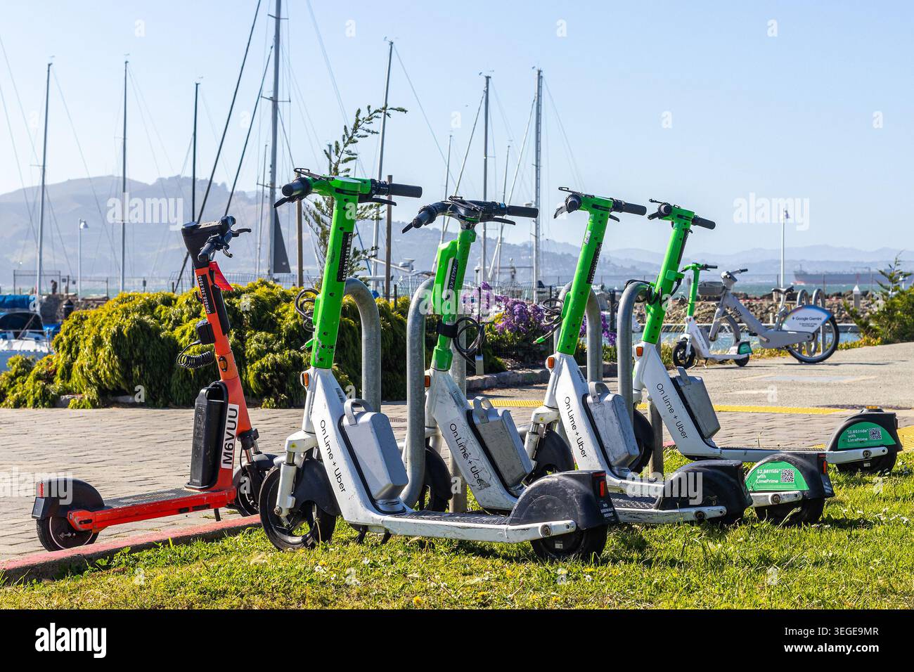 Scooters chaux garés dans le quartier de la Marina de San Francisco, scooters électriques à louer dans la région de SF Bay Banque D'Images