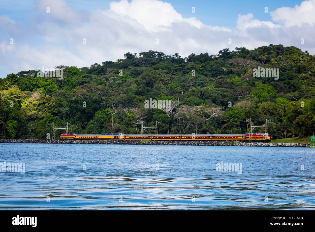 Le train de passagers de la compagnie ferroviaire du canal de Panama est en route vers Colon depuis Panama City le long du canal de Panama, République du Panama. Banque D'Images