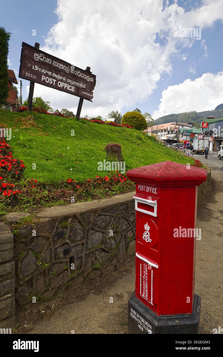 Boîte aux lettres victorienne rouge devant le bureau de poste Nuwara Eliya, Sri Lanka dans le centre-ville. L'enseigne du bureau de poste est en arrière-plan Banque D'Images