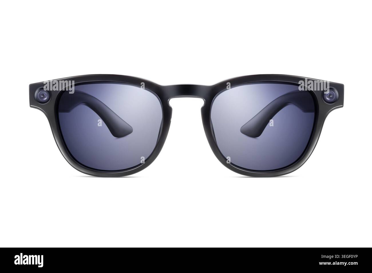 Vue avant des lunettes de soleil Smart avec lentilles de caméra sur le cadre, isolé sur fond blanc. Appareil portable high-tech, réalité augmentée (RA), artif Banque D'Images