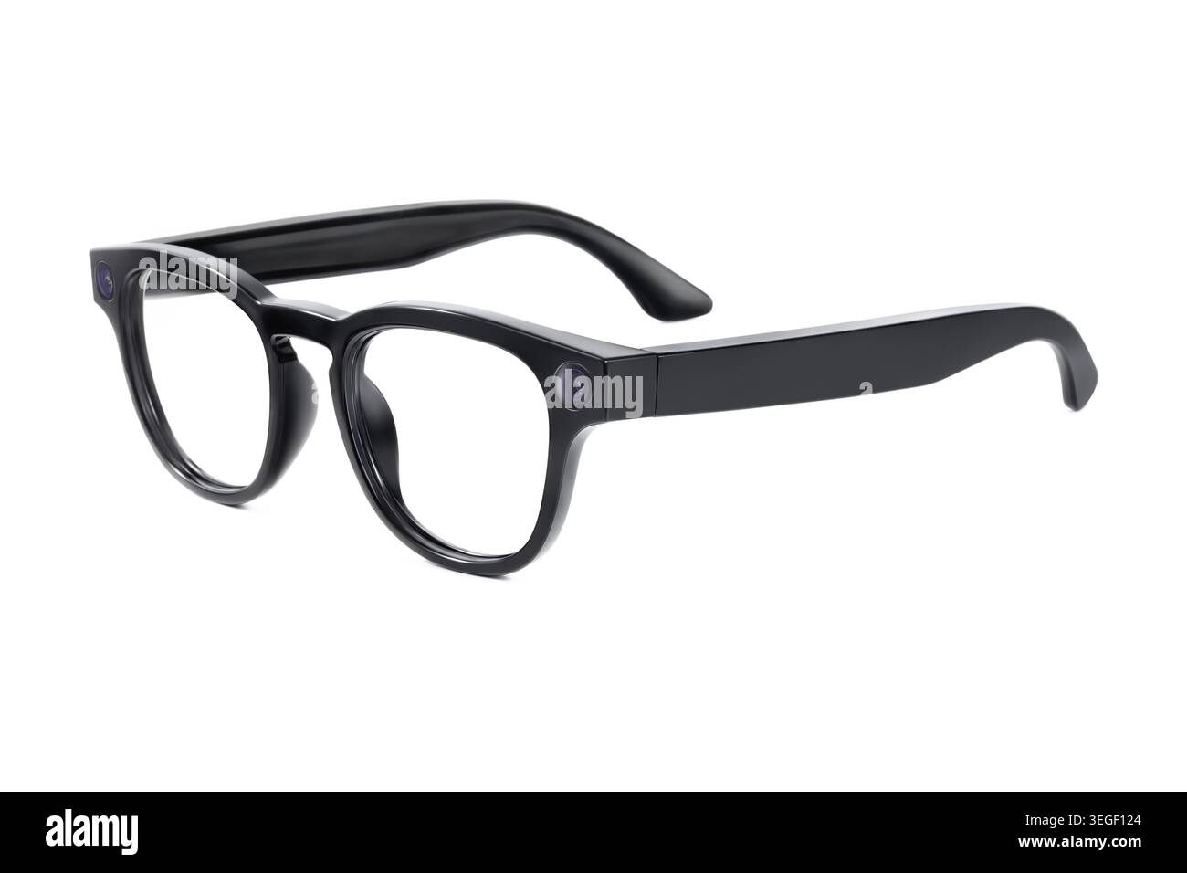 Vue de trois quarts de lunettes intelligentes avec des objectifs de caméra sur le cadre, isolé sur fond blanc. Appareil portable high-tech, réalité augmentée, artif Banque D'Images