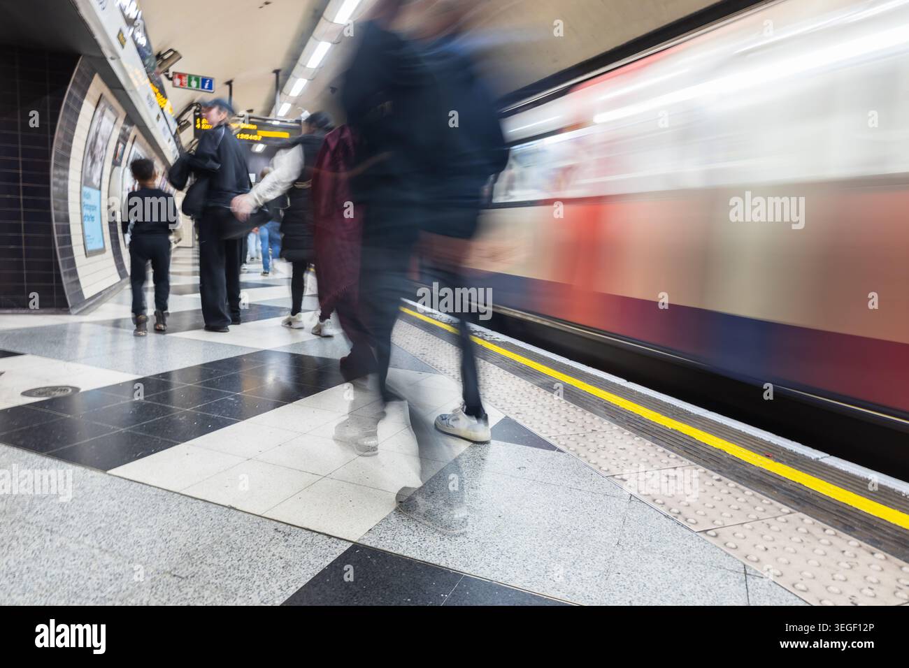 Train rapide arrivant à un quai de station de métro très fréquenté. Londres, Royaume-Uni, 5 octobre 2024 Banque D'Images