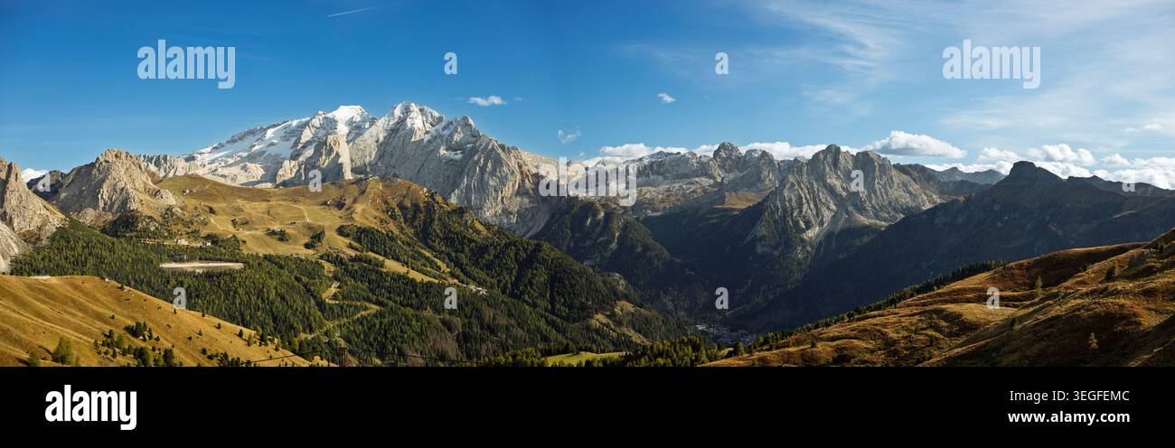 Passo Gardena, Italie - 19.05.2026 : un vaste paysage panoramique mettant en valeur le sommet enneigé du glacier Marmolada et les sommets escarpés de Banque D'Images