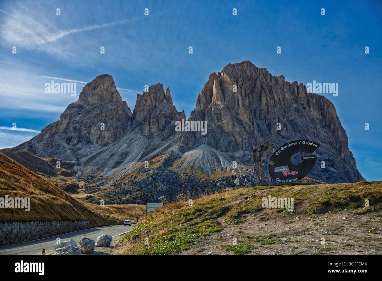 Passo Gardena, Italie - 19.05.2026 : une vue panoramique à couper le souffle sur les pics de calcaire accidentés des Dolomites à Passo Gardena dans le Val Gardena, Italie Banque D'Images