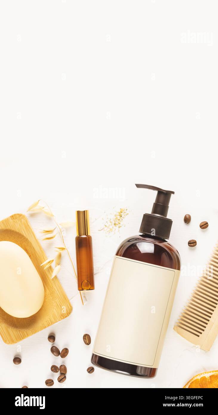 Set de soins de la peau au café biologique avec haricots et accessoires en bois Banque D'Images