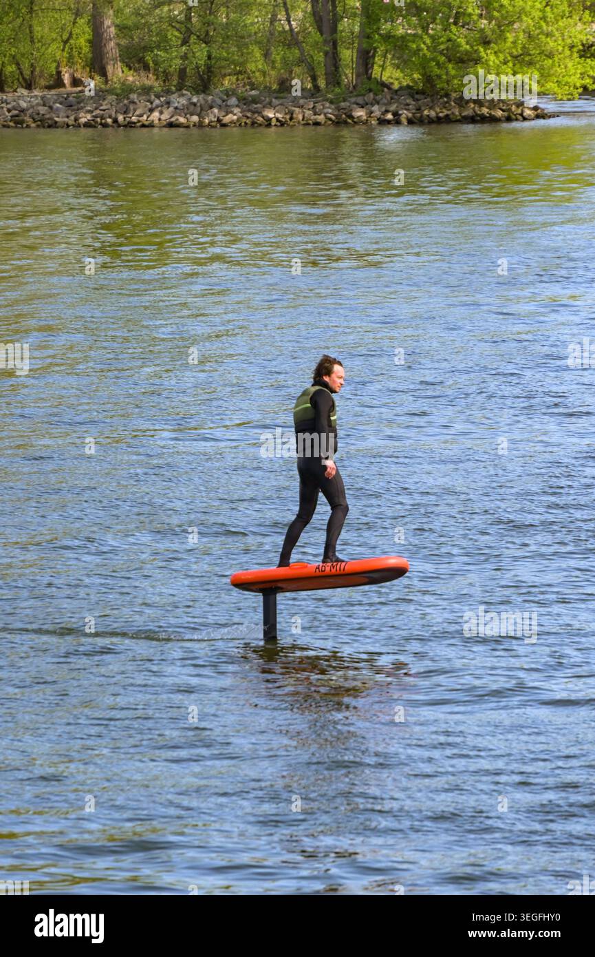 Francfort, Allemagne - 11 avril 2026 - personne en combinaison en équilibre sur un hydroptère automoteur électrique sur le main à Francfort Banque D'Images