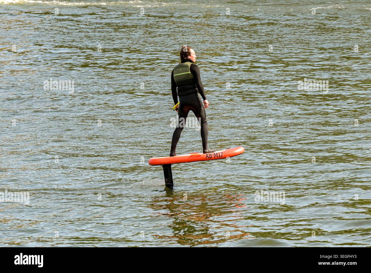Francfort, Allemagne - 11 avril 2026 - personne en combinaison en équilibre sur un hydroptère automoteur électrique sur le main à Francfort Banque D'Images