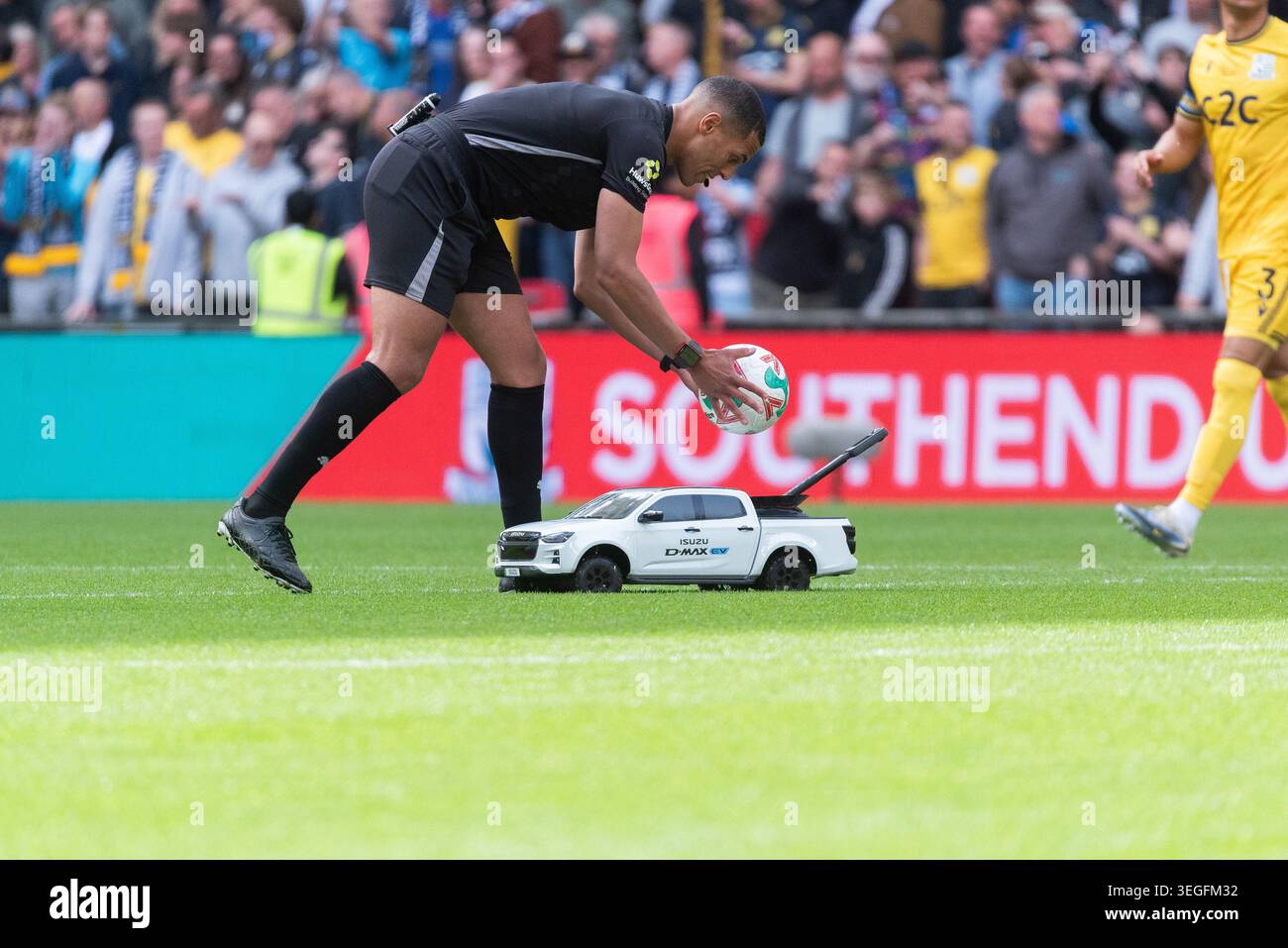 Ballon de match livré pour le coup d'envoi par la voiture Isuzu radiocommandée, la finale du Trophée Isuzu FA de la Journée des finales hors ligue au stade de Wembley, Londres, Royaume-Uni. Banque D'Images