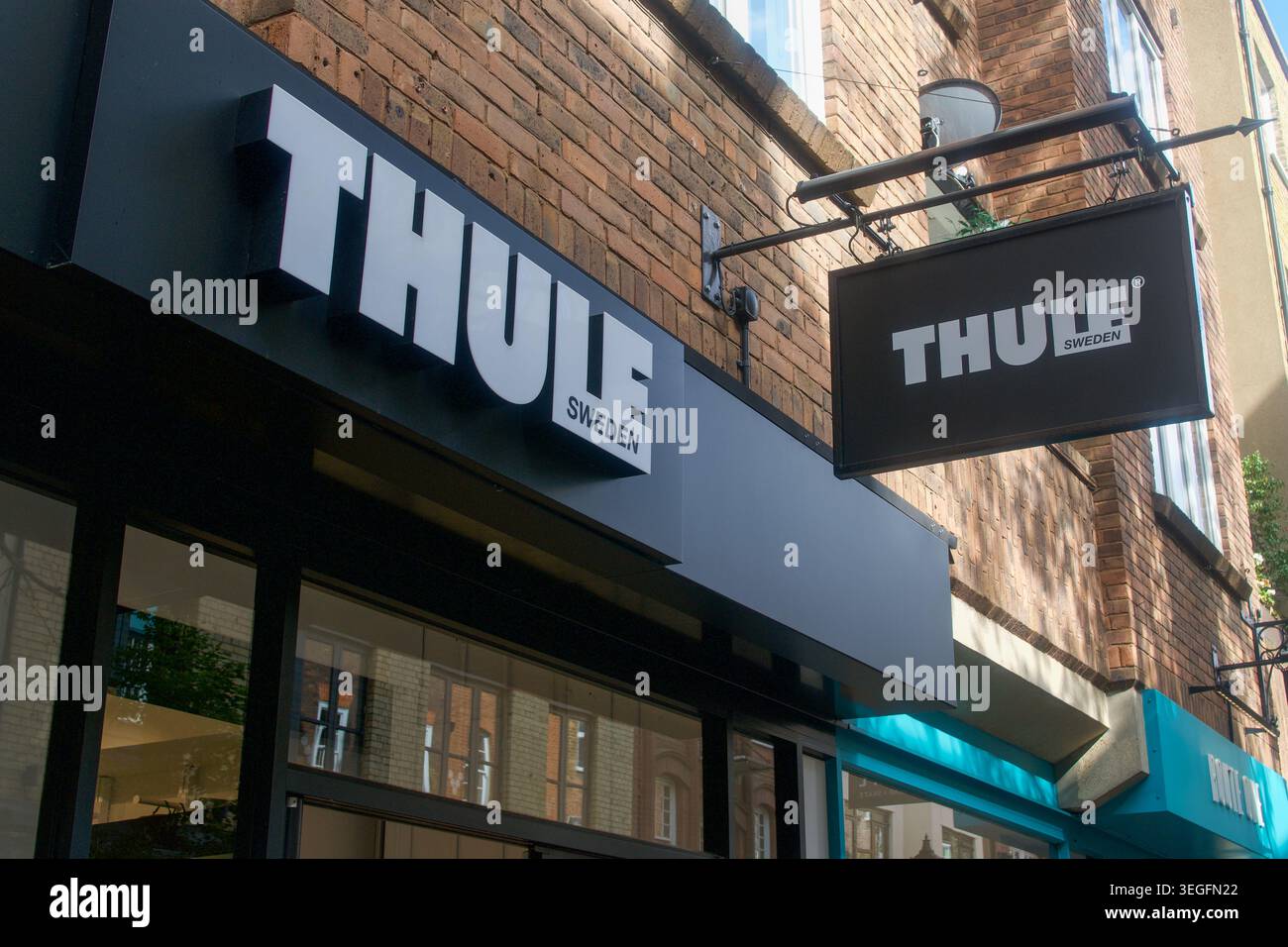 Londres, Royaume-Uni - 15 mai 2026 : gros plan du logo typographique blanc de Thulé Sweden sur une façade de magasin moderne noire avec un bric Banque D'Images