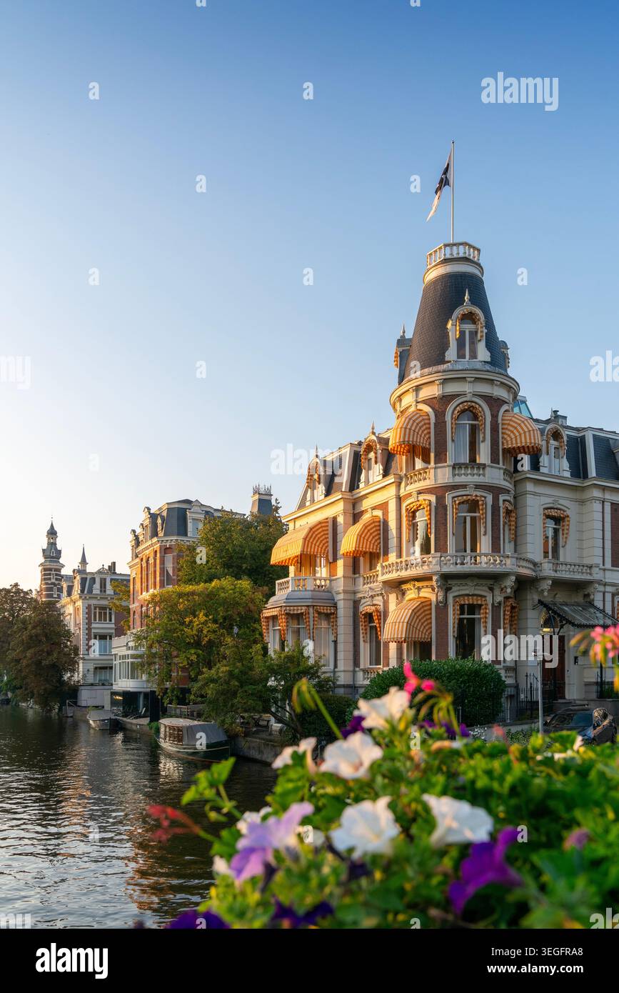 Amsterdam, pays-Bas – 19 septembre 2024 - Villa Weteringschans historique surplombant le canal Amsterdam pays-Bas Banque D'Images