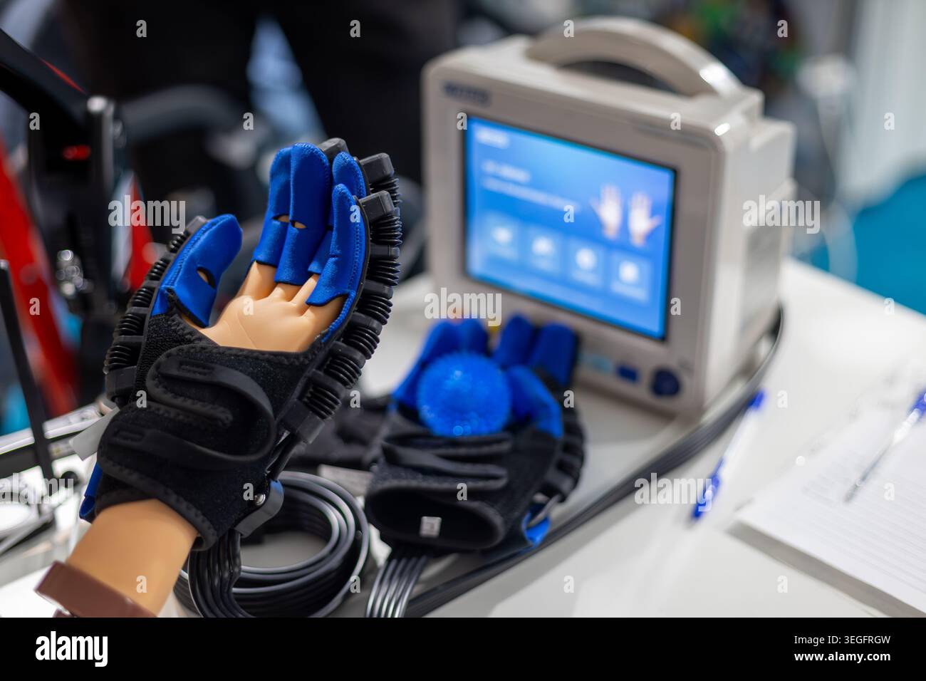 Dispositif robotique de traitement par gant de REEDUCATION de la main. Gros plan d'un gant de rééducation robotique sur un modèle de main avec commandes de thérapie, câbles et Banque D'Images