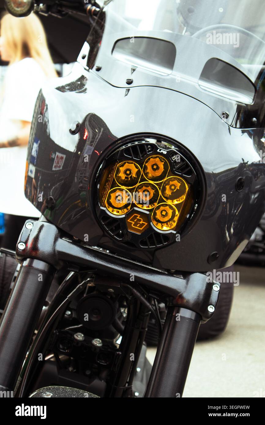 LED orange allumée sur vélo. Gros plan de la moto avec phare à LED orange et fonctions de réglage personnalisé Banque D'Images