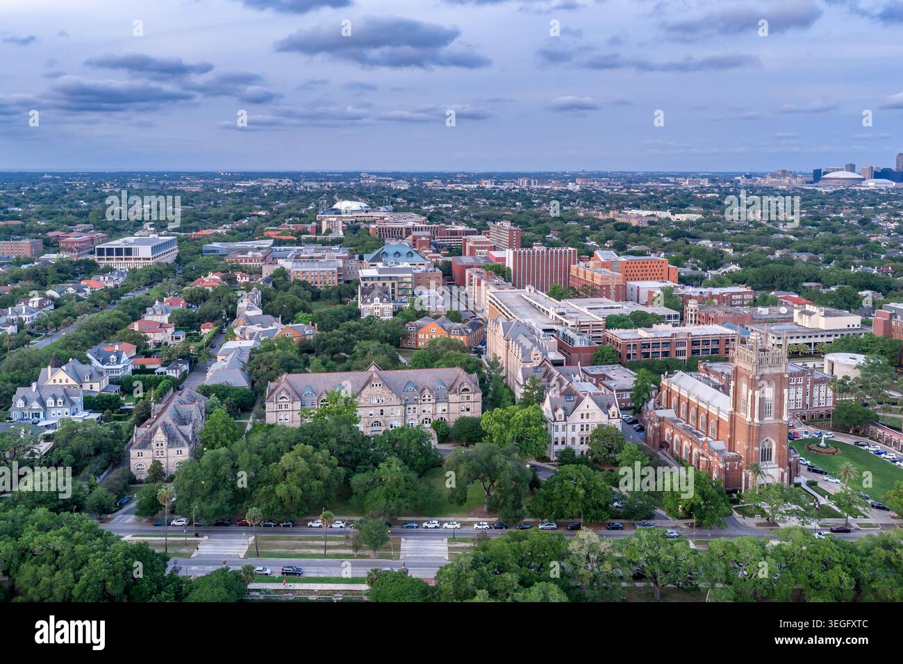 ⚠️ USAGE ÉDITORIAL EXCLUSIF — Une photographie par drone aérien au crépuscule du quadrangle académique de l'Université de Tulane à la Nouvelle-Orléans, Louisiane, avec le dôme distinctif Banque D'Images