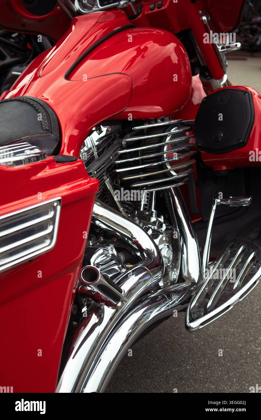 Détails du moteur de moto. Vue rapprochée des composants du moteur de moto ainsi que de l'échappement et des cylindres Banque D'Images