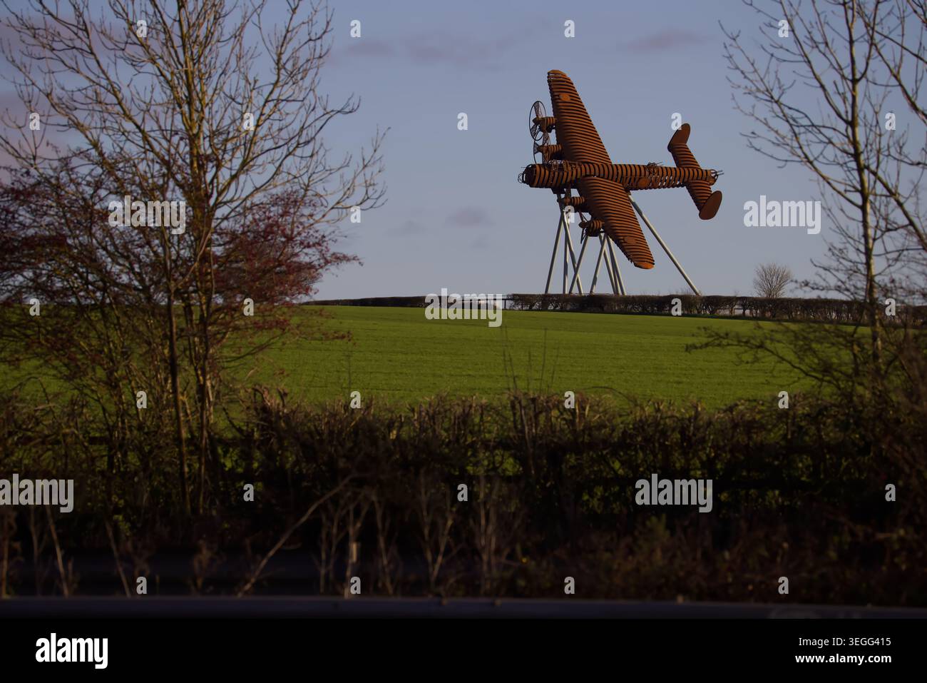 On Freedom’s Wings, une sculpture géante de bombardier Lancaster en acier à côté de l’A46 à Norton Disney, Lincolnshire, Angleterre, vue à travers une haie en bord de route. Banque D'Images