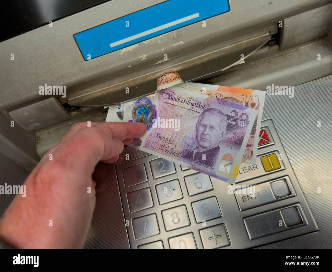 King Charles III billets de 20 £ et de 10 £ de la Banque d'Angleterre retirés d'un distributeur automatique, montrant de nouvelles espèces de polymère dans l'usage quotidien. Banque D'Images