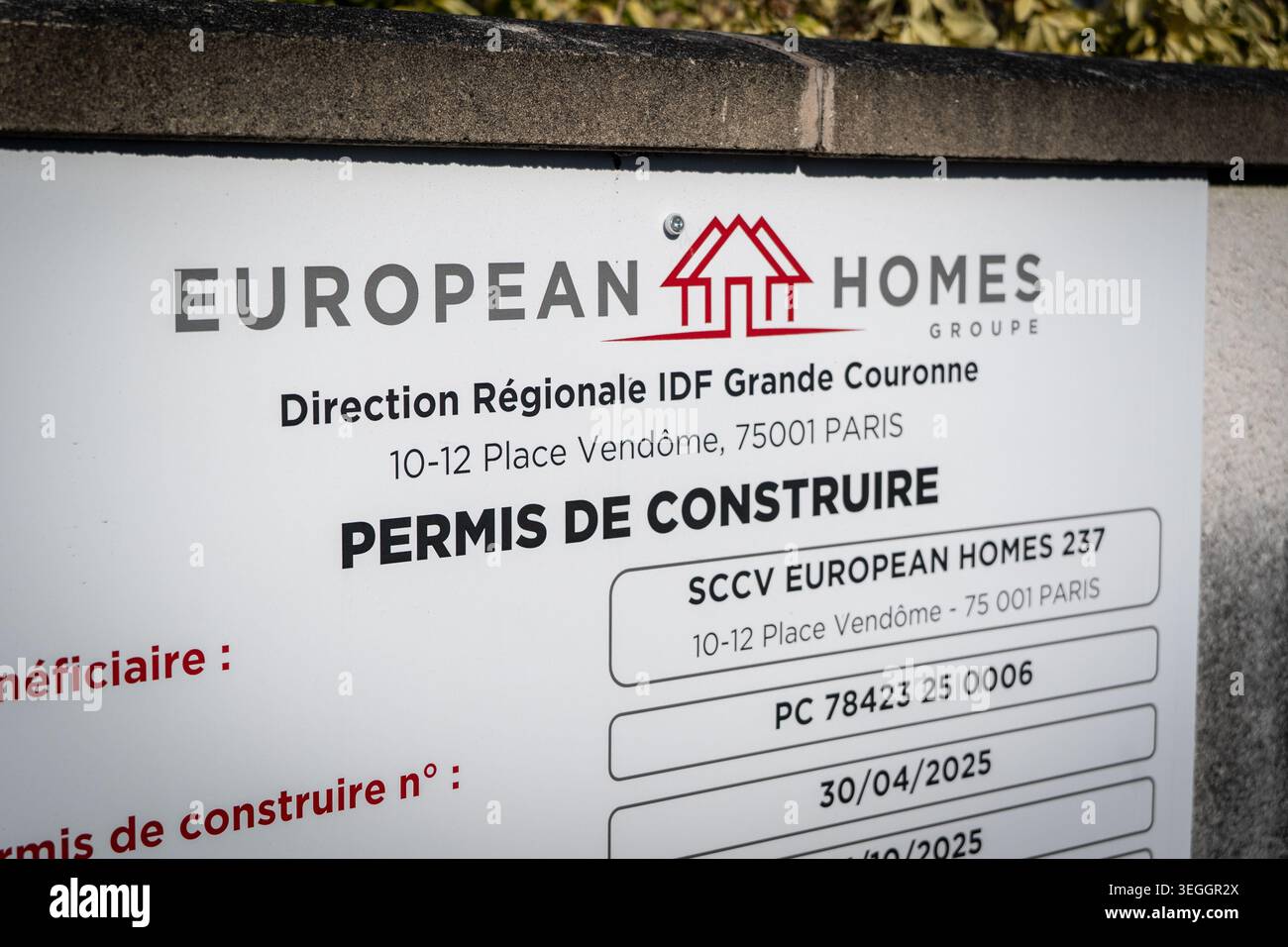 MONTIGNY, FRANCE - 2 MARS 2026 : vue rapprochée d'un panneau de permis de construire à Montigny, France, montrant un avis de permis de construire européen de maisons f Banque D'Images