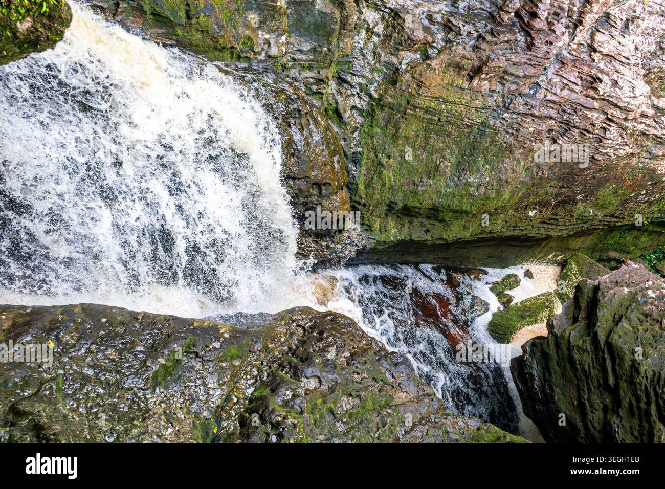 Des cascades d'eau précipitées sur des formations de pierre accidentées entourées d'une végétation luxuriante à la cascade Las Delicias à Guaviare, en Colombie. Banque D'Images
