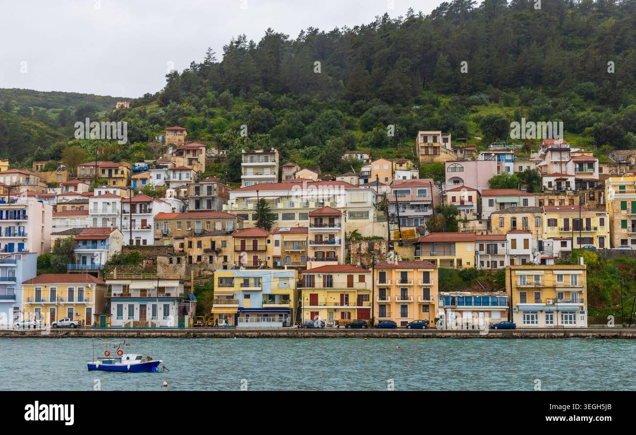 Ville continentale de Gefyra vue depuis l'île fortifiée historique de Monemvasia dans le Péloponnèse, Grèce, dans un jour de pluie Banque D'Images