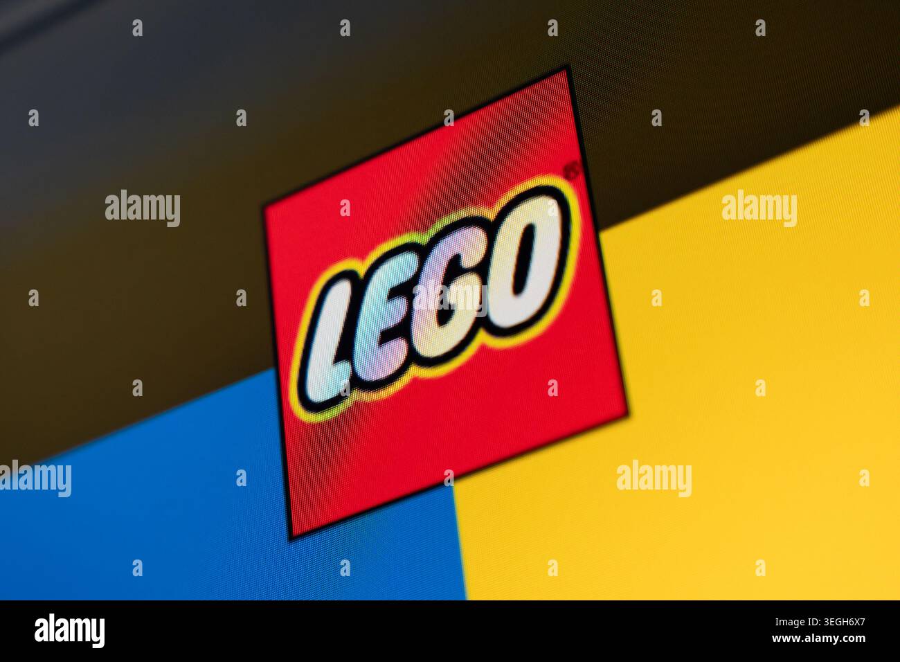 18 avril 2026 - Tachkent, Ouzbékistan : vue rapprochée du logo Lego sur l'écran numérique montrant l'identité colorée de la marque de jouet et les pixels d'affichage. Banque D'Images