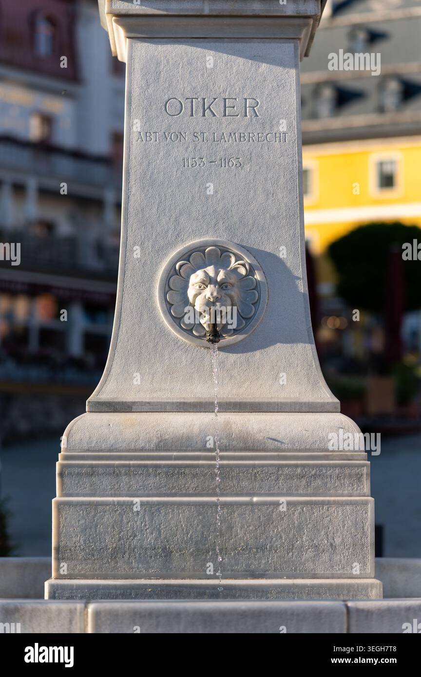 Mariazell, Autriche - 12 juin 2020 : socle de fontaine en pierre avec inscription historique sculptée Otker Abt von St Lambrecht et bec d'eau en tête de lion en bronze Banque D'Images