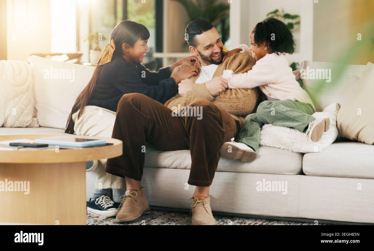 Heureux, les enfants et chatouiller papa sur le canapé pour se lier ensemble, relation ludique et rire. Amour, enfants et jouer avec le père dans le salon pour Banque D'Images