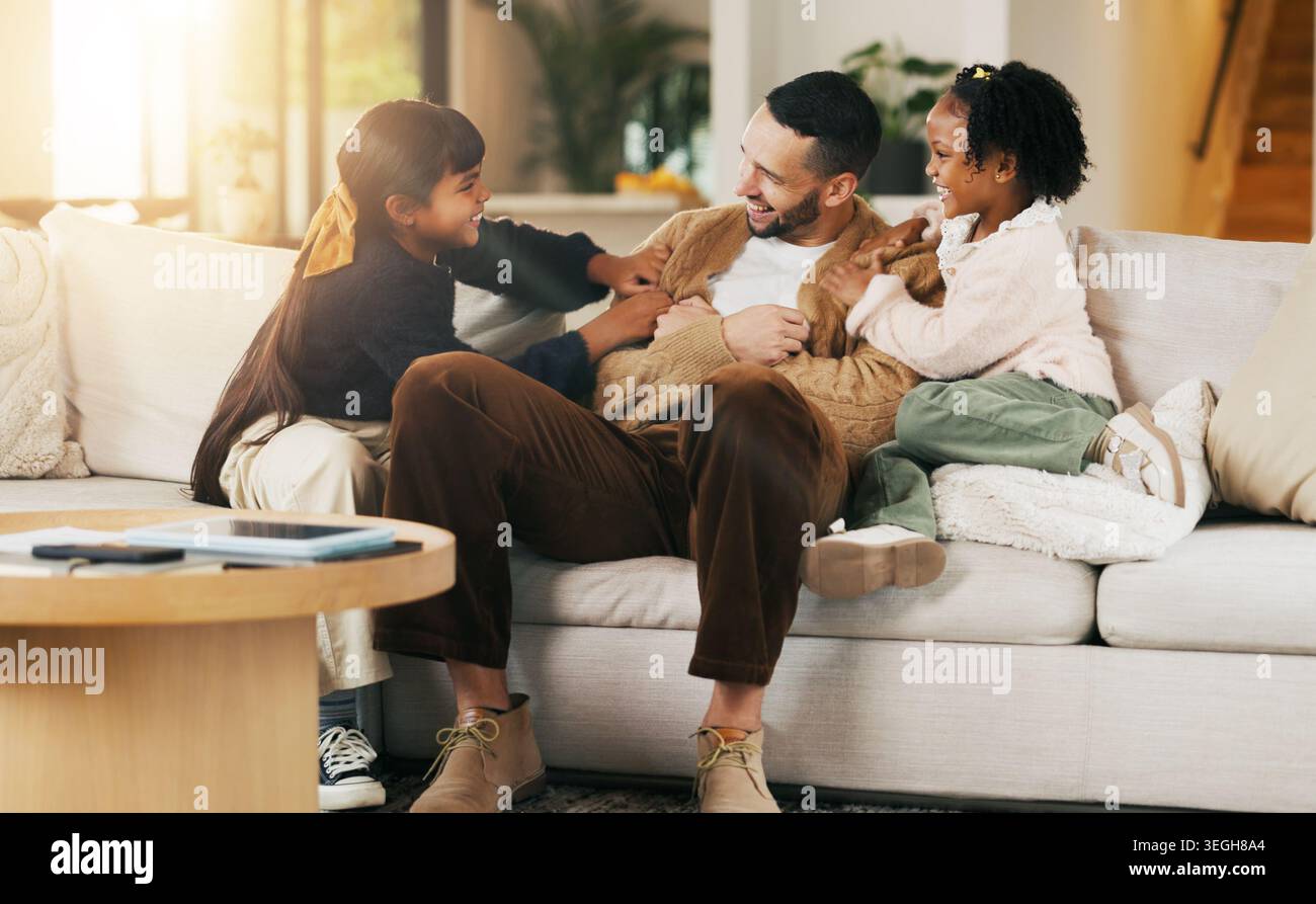 Heureux, les enfants et chatouiller papa sur le canapé pour se lier ensemble, relation ludique et rire. Amour, les enfants et jouer avec le père dans le salon pour Banque D'Images