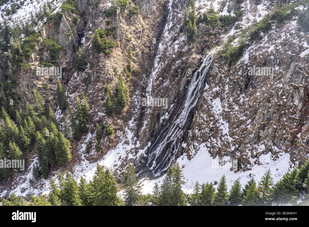 Balea Wasserfall Der Balea Wasserfall im Balea-Tal, Fagaras-Gebirge, Südkarpaten, Rumänien, Siebenbürgen la cascade de Balea dans les monts Fagaras, Banque D'Images