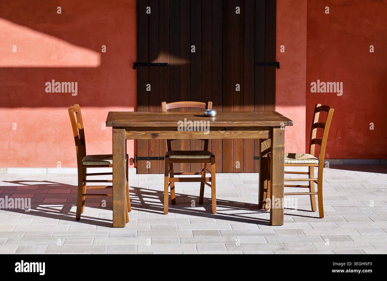 Rustique en bois, table avec chaises dans un patio vide d'une maison rurale. Arrière-plan. Banque D'Images